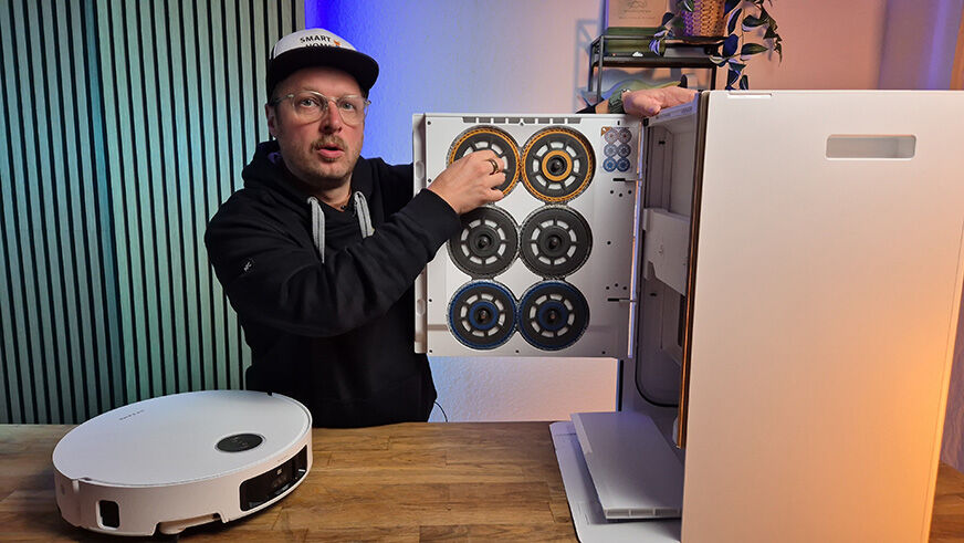 Der Dreame Matrix 10 Ultra fährt in die Station zum automatischen Mop-Wechsel.